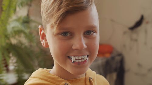 一个戴着假吸血鬼牙齿的男孩 · 免费素材视频
