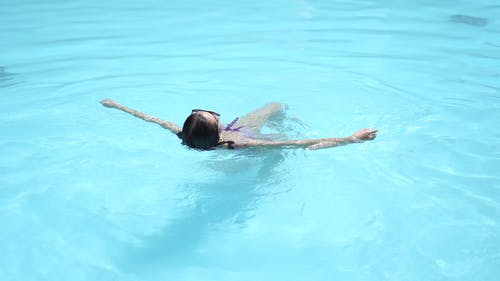 紫色比基尼在游泳池里游泳的女人 · 免费素材视频