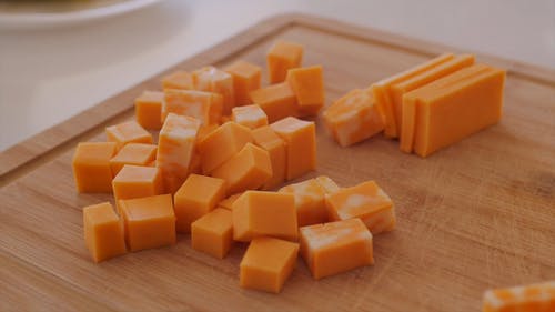 有关乳酪, 刀, 木砧板的免费素材视频