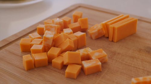 有关乳酪, 刀, 木砧板的免费素材视频