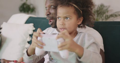 父亲和女儿在电脑游戏上粘接 · 免费素材视频