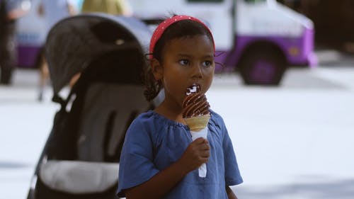 有关乳制品, 享受, 冰淇淋甜筒的免费素材视频