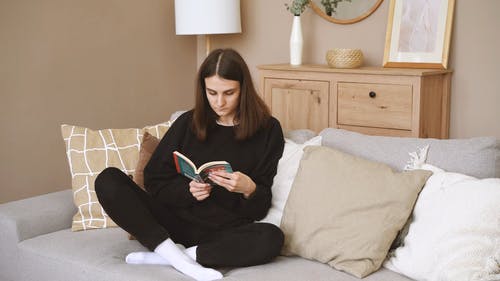 有关Throw Pillows, 人, 公寓的免费素材视频