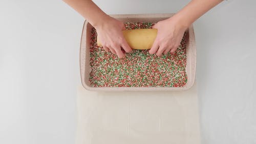 用彩色糖撒上面团 · 免费素材视频