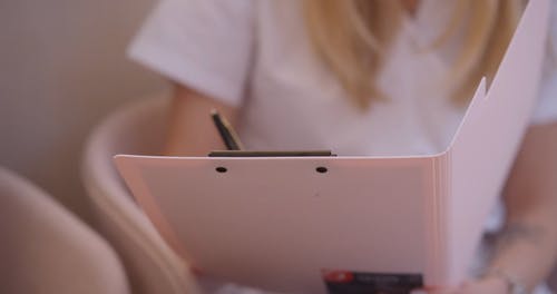 有关卫生保健, 原子笔, 女人的免费素材视频