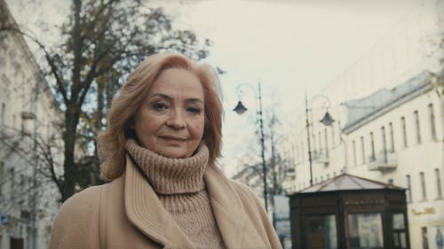 有关女人, 建筑, 微笑的免费素材视频