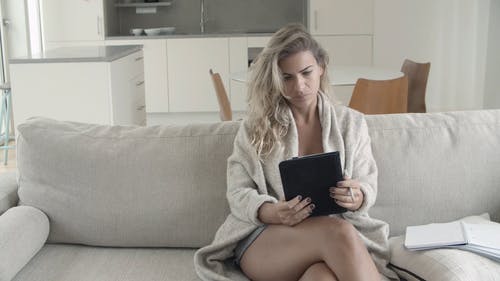 一个女人使用平板电脑 · 免费素材视频