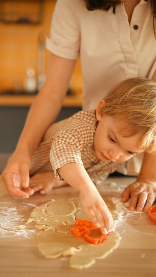 有关万圣节饼干, 儿童, 室内的免费素材视频