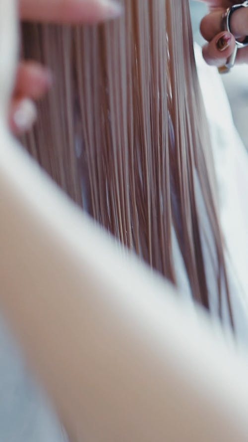 有关垂直视频, 手, 梳子的免费素材视频