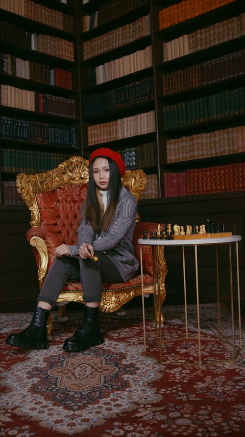 有关图书, 地毯, 坐的免费素材视频