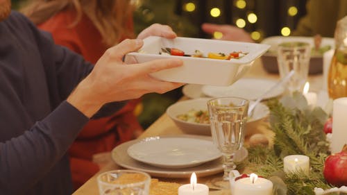 在家庭圣诞大餐中分享食物 · 免费素材视频