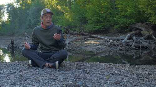 有关人, 地面, 坐的免费素材视频