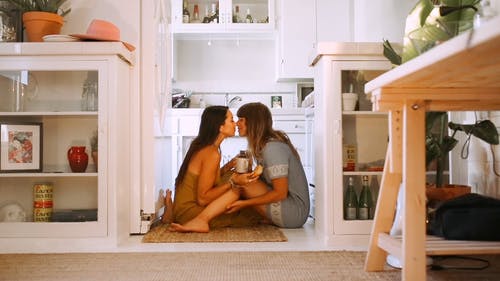一对妇女情侣共享一个吻 · 免费素材视频