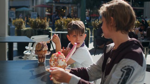 有关乳液, 享受, 冰淇淋甜筒的免费素材视频