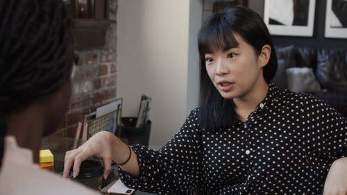 女人与她的同事交谈的视频 · 免费素材视频