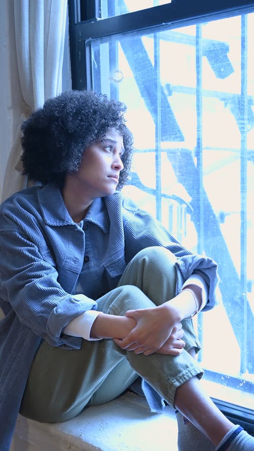 有关伤心, 在窗户旁边, 坐的免费素材视频