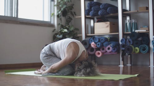 一名老妇练瑜伽 · 免费素材视频