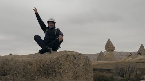 有关人, 坐, 天空的免费素材视频