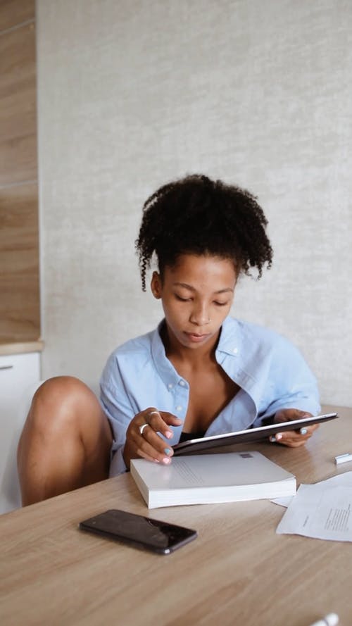 有关人, 在家, 垂直视频的免费素材视频