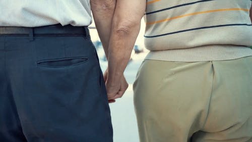 夫妻散步时握着彼此的手 · 免费素材视频