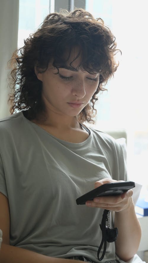 一个女人在她的手机上发短信 · 免费素材视频