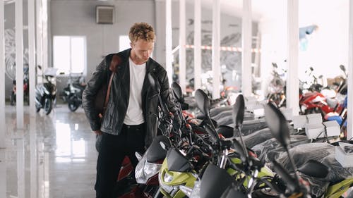 有关人, 摩托车, 皮夹克的免费素材视频
