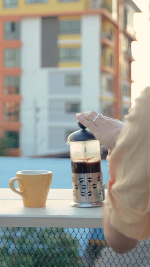 有关倾注, 咖啡杯, 女人的免费素材视频