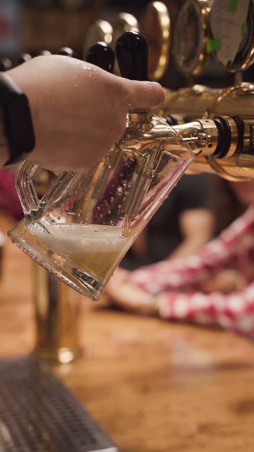 有关家伙, 啤酒, 啤酒泡沫的免费素材视频