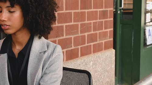 有关上班服, 乾草, 坐的免费素材视频