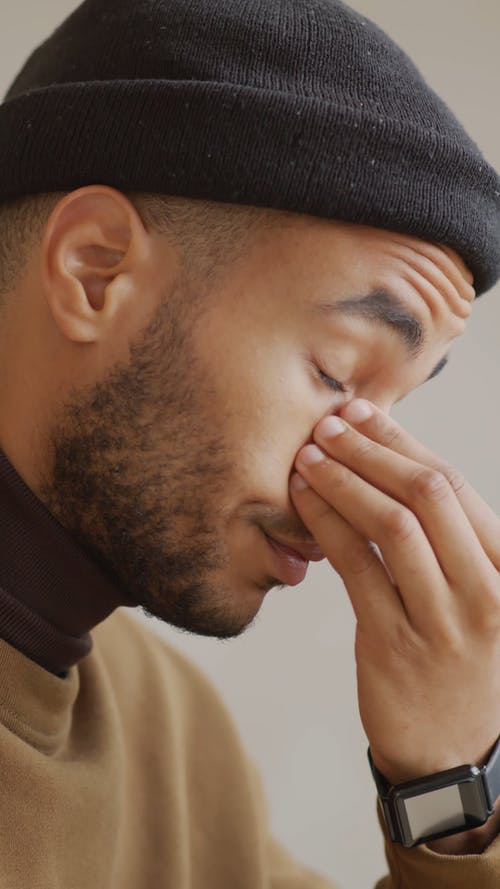 一个男人在疲倦中揉眼睛 · 免费素材视频