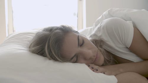 躺在她床上的女人 · 免费素材视频
