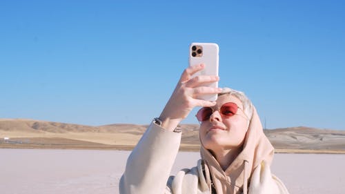 有关墨镜, 年轻女子, 户外的免费素材视频