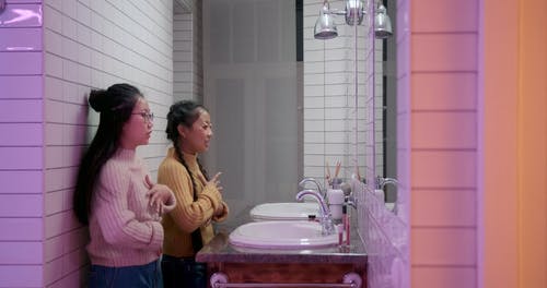 两个女孩在浴室里跳舞 · 免费素材视频
