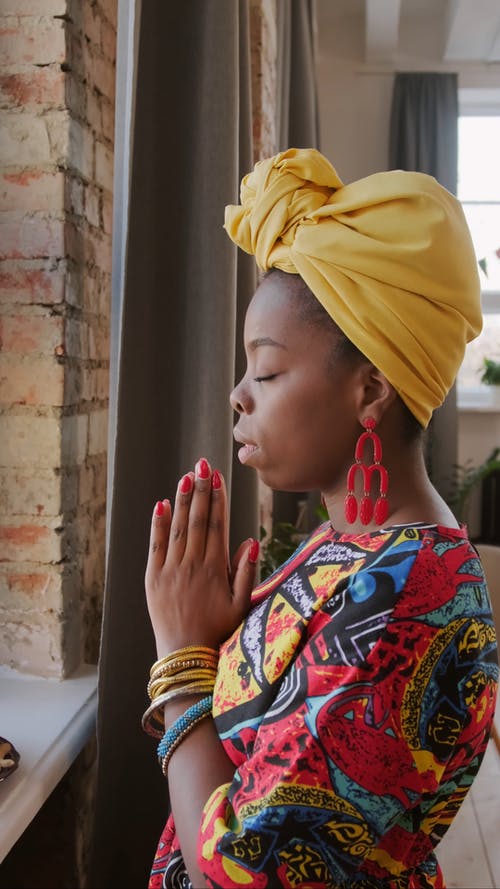 女人祈祷视频 · 免费素材视频