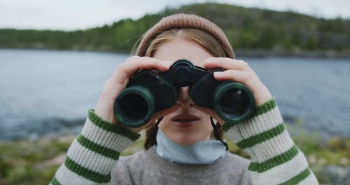 有关（顶部有小羊毛球的）羊毛帽子, 天性, 岸边的免费素材视频