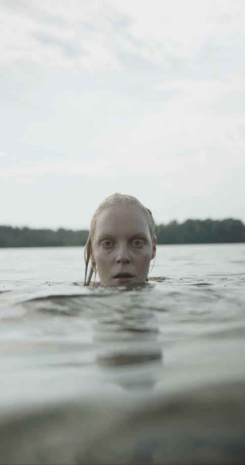 有关垂直视频, 水涟漪, 游泳的免费素材视频