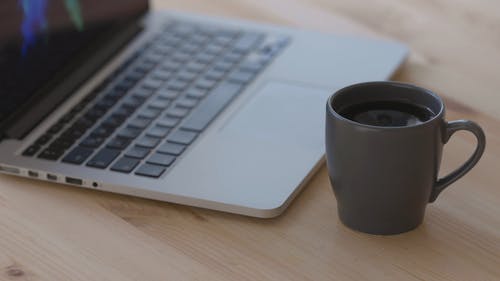 有关MacBook, 一杯咖啡, 互联网的免费素材视频
