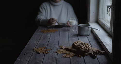 有关人, 吃, 室内的免费素材视频