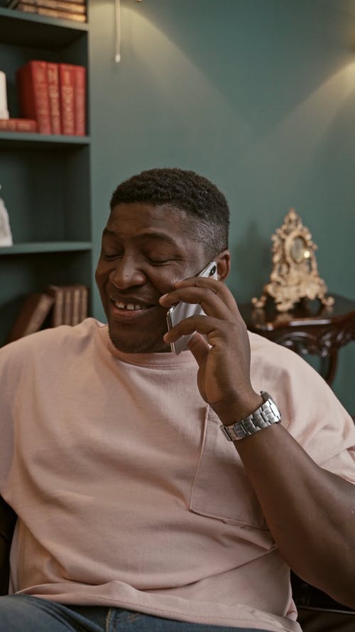 有关人, 坐, 垂直视频的免费素材视频