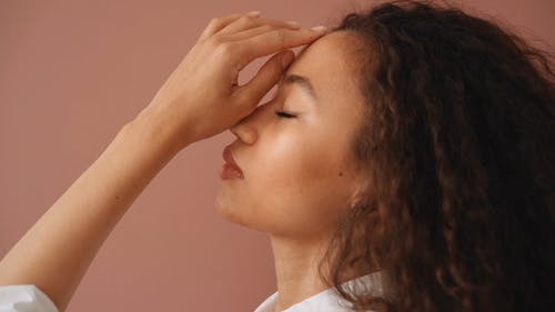 有关侧面图, 女性, 工作室拍摄的免费素材视频