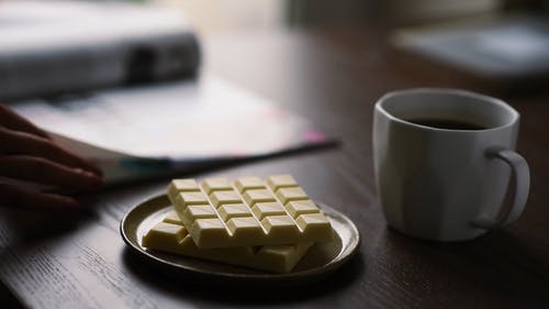 白巧克力和桌上的饮料 · 免费素材视频