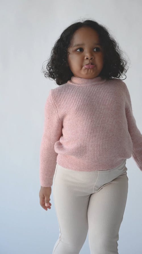 看照相机的桃红色毛线衣身分的女孩 · 免费素材视频