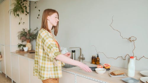 有关倒牛奶, 在家, 女人的免费素材视频