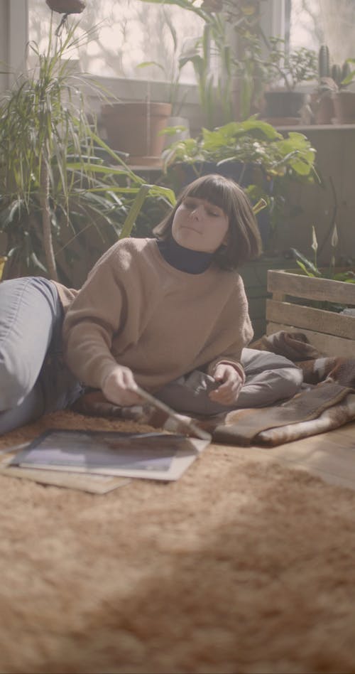 有关垂直视频, 女人, 室内植物的免费素材视频