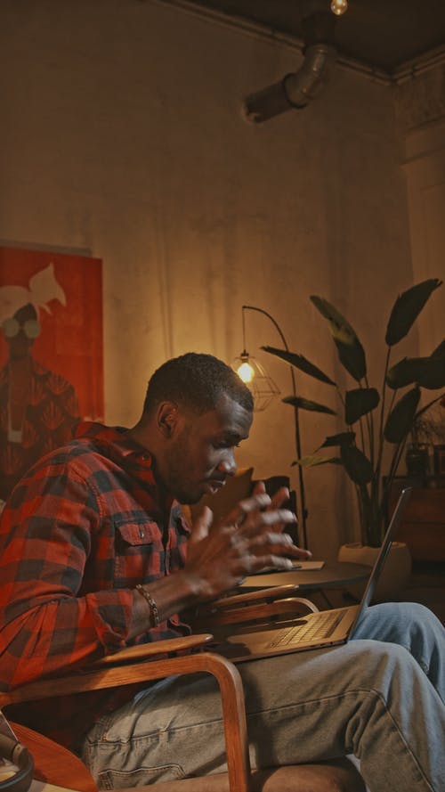 有关在家, 在家工作, 坐的免费素材视频