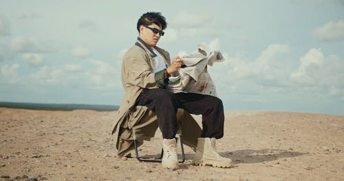 有关人, 坐, 报纸的免费素材视频