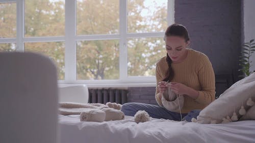 有关坐, 女人, 室内的免费素材视频