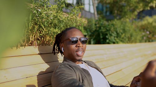 有关人, 坐, 墨镜的免费素材视频