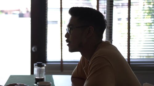 有关人, 侧面图, 反对光明的免费素材视频