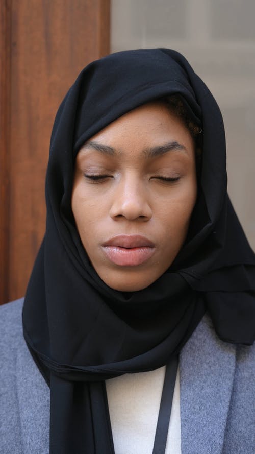 一个戴着黑色头巾的女人看起来很严重 · 免费素材视频
